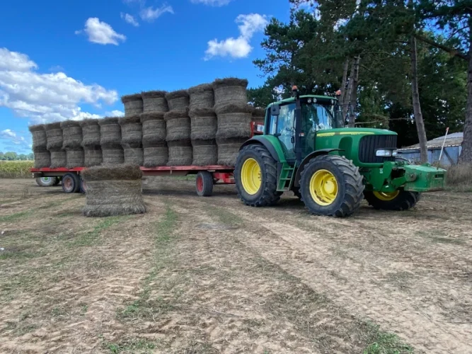 Tracteur et bottes de foin sur une exploitation agricole normande
